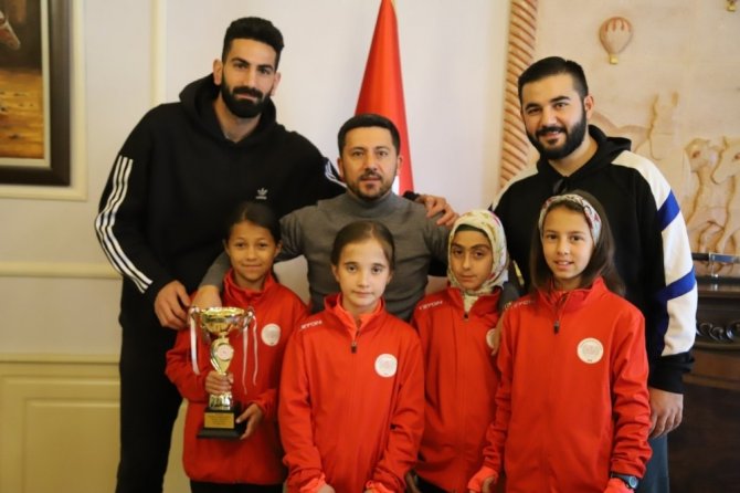 Belediye Başkanı Arı, Türkiye ve dünya dereceleri elde eden sporcuları kutladı