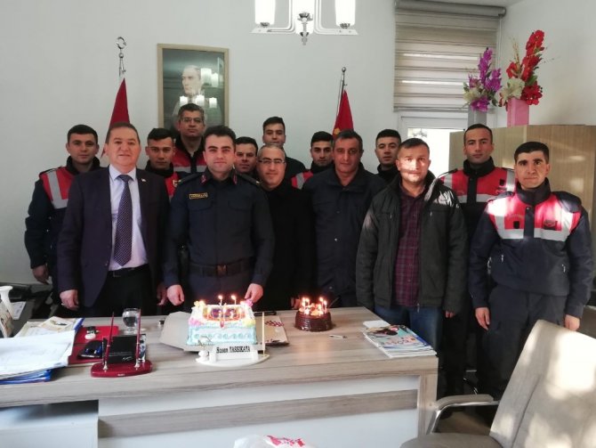 Jandarma ekibinden komutanları Teğmen Yassıkaya’ya doğum günü sürprizi