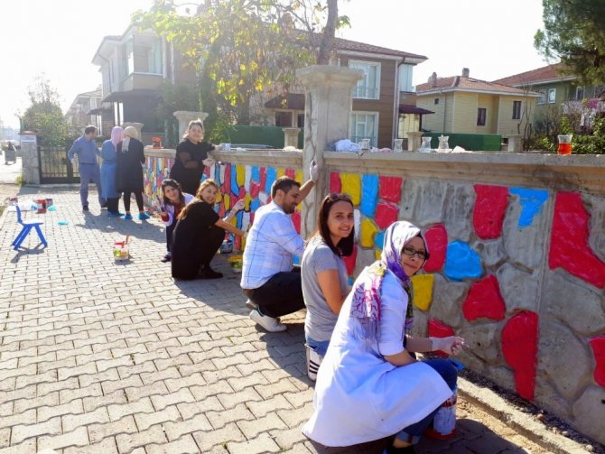 Anaokulu öğretmenleri ara tatilde okulun bahçe duvarını boyadı
