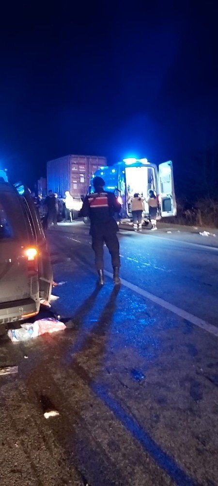 Eskişehir’de minibüs tıra arkadan çarptı: 5’i çocuk 8 yaralı