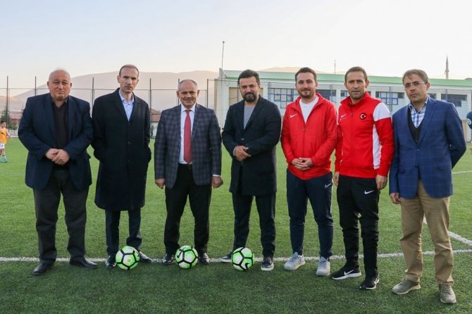 Bülent Uygun, Yerköy Futbol Akademisini ziyaret etti