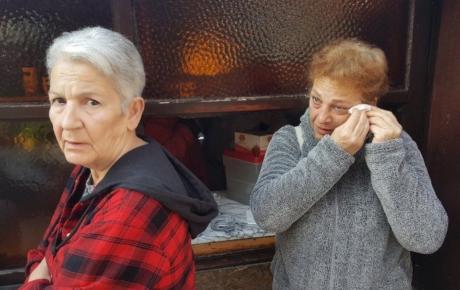 Çeşme’deki kafeye tahliye kararı verilmesinin ardından gözyaşlarına boğuldular