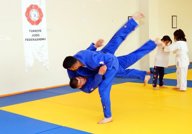 (Özle haber) Boş zamanını geçirmek için başladığı judo sporunda Avrupa üçüncüsü oldu
