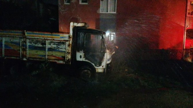 Park halindeki hurda kamyon alev alev yandı