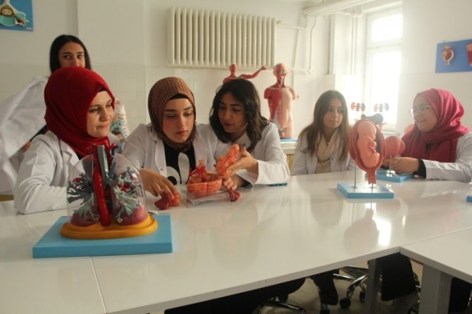 Hemşirelik Bölümü öğrencileri ‘Anatomi Laboratuvarı’nda geleceğe hazırlanıyor