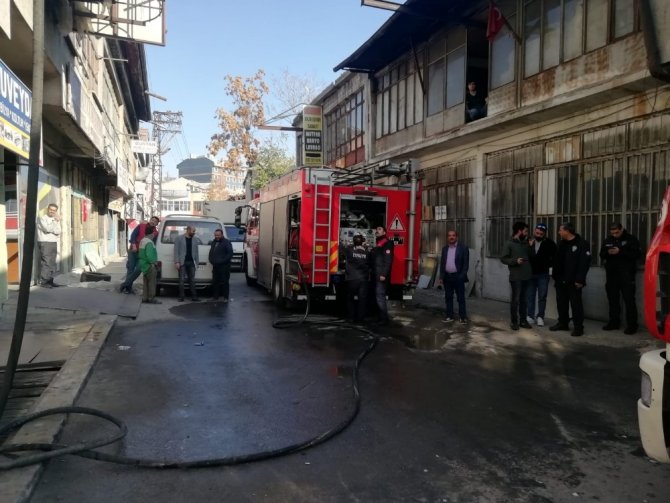 Kayseri’de iş yerinin çatısında çıkan yangın söndürüldü