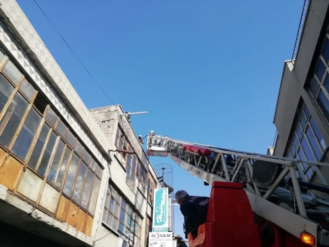 Kayseri’de iş yerinin çatısında çıkan yangın söndürüldü