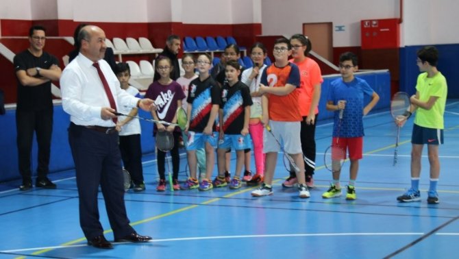 Kütahya’da ara tatildeki öğrenciler için badminton etkinliği