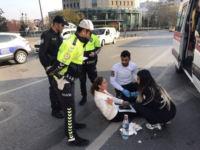 Kazada yaralanan kadın çaresizce yerde ambulans bekledi