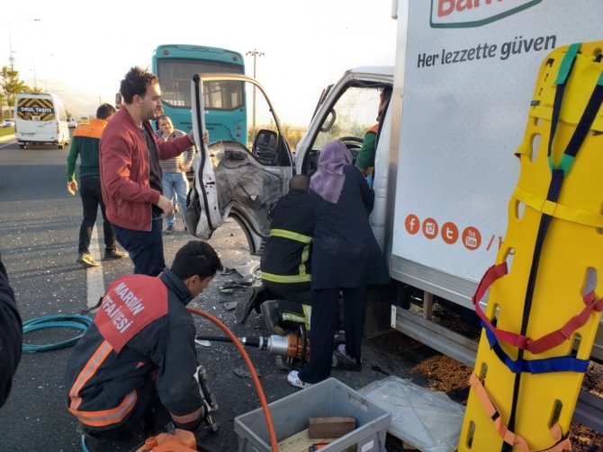 Mardin’de kamyonet, özel halk otobüsü ile çarpıştı: 1 yaralı
