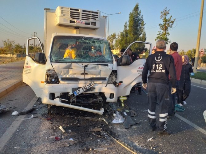Mardin’de kamyonet, özel halk otobüsü ile çarpıştı: 1 yaralı