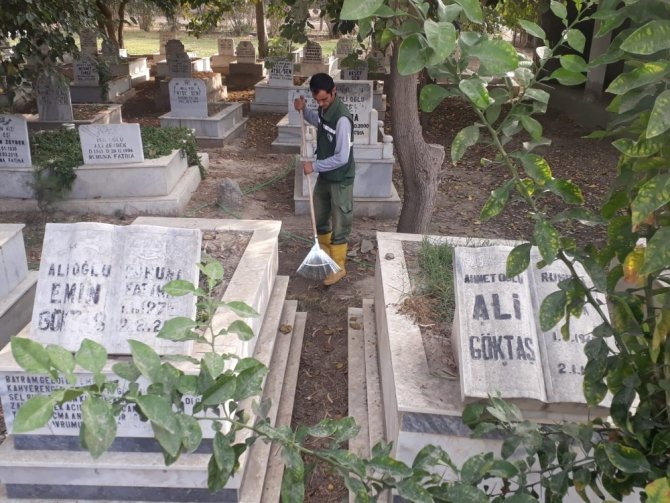 Tarsus’ta mezarlıklar temizleniyor