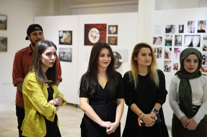 SAÜ’de temsili fotoğraflar sergisi açıldı
