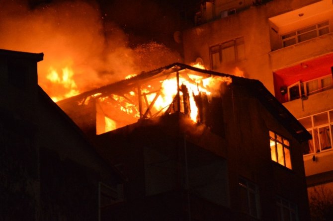 Kağıthane’de 4 katlı binada korkutan yangın