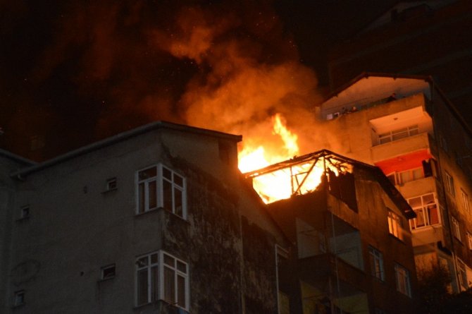 Kağıthane’de 4 katlı binada korkutan yangın