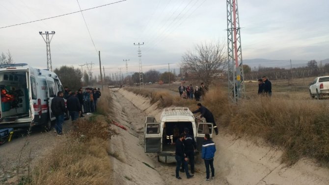 Kayseri’de minibüs kanala düştü: 3 yaralı