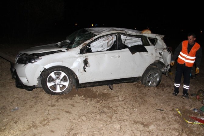 Konya’da otomobil tarlaya devrildi: 4 yaralı