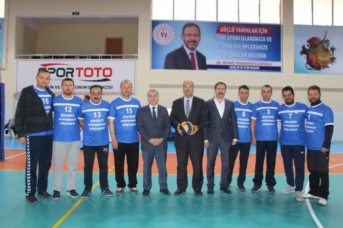 Öğretmenler arası voleybol turnuvasının şampiyonu İmam Hatip Lisesi