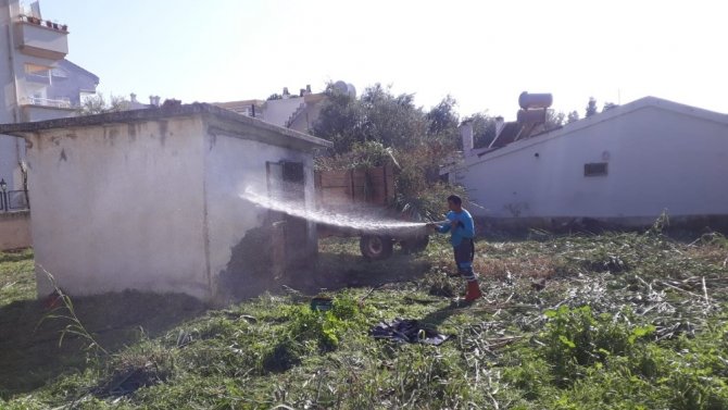 Marmaris’te belediye vatandaşın evini temizledi