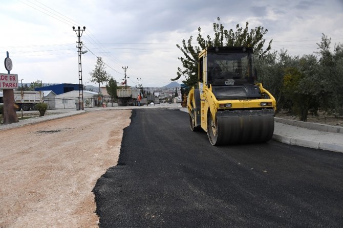 Mut’ta 1 ayda 9 bin ton sıcak asfalt döküldü