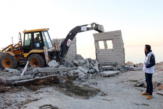 Van Gölü sahilindeki ruhsatsız yapı yıktırıldı