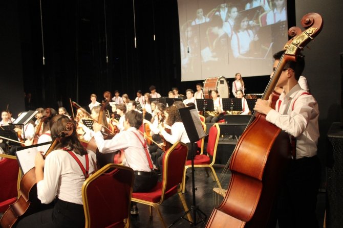 Gençlik Senfoni Orkestrası, Burak Kut ile aynı sahneyi paylaştı