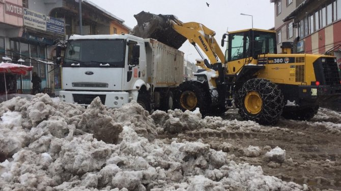 Karlıova’da kar kamyonlarla ilçe dışına taşındı