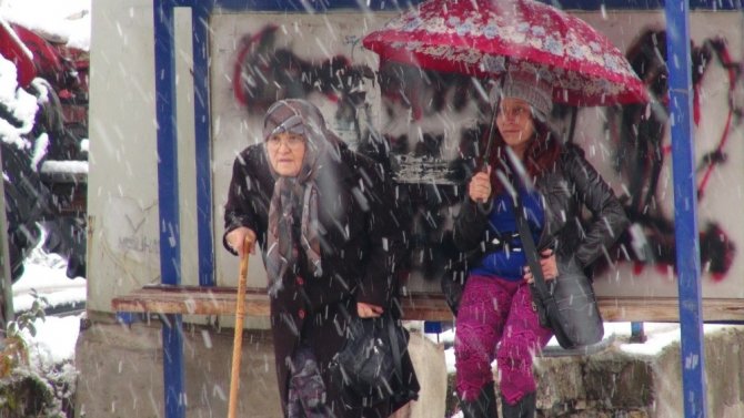 Doğanşehir’de kar yağışı çocukları sevindirdi