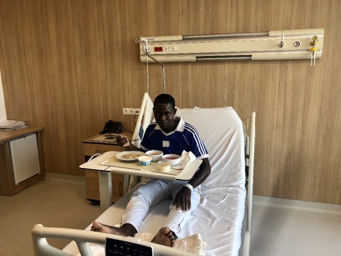 Yemek borusu kapandığı için beslenemeyen Nijeryalı hasta Türkiye’de sağlığına kavuştu
