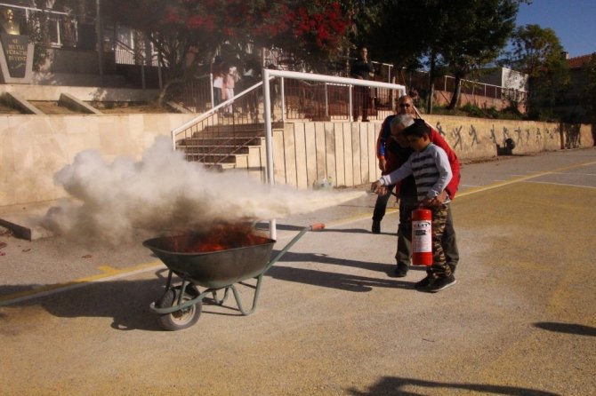 Öğrencilere yangın tatbikatı eğitimi