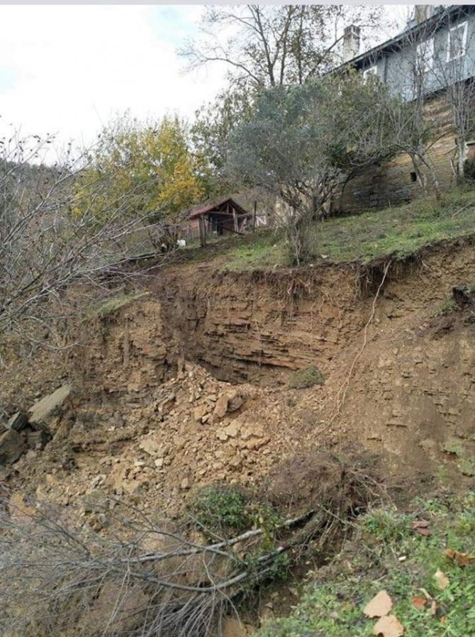 Ayancık’ta toprak kayması: 2 ev tahliye edildi