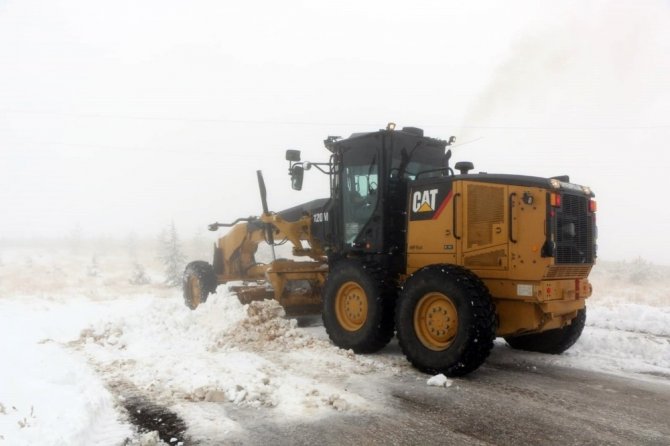 Elazığ’da kar 81 köy yolunu ulaşıma kapattı