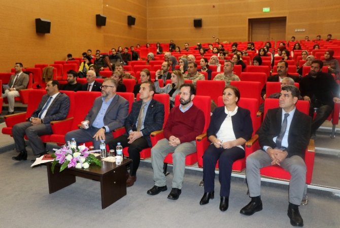 Erzincan’da “Göç, Göçmenler Algılar ve Gerçekler” adlı konferans düzenlendi