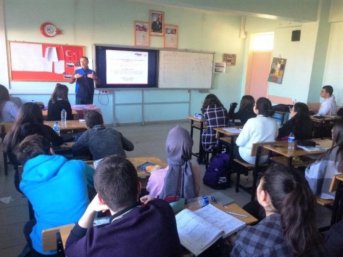 Kütahya AFAD’tan Sosyal Bilimler Lisesi öğrencilerine ‘Afete Hazır Okul’ eğitimi