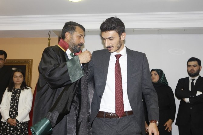 Mersin Barosunda yeni avukatlar cübbe giyerek yemin etti