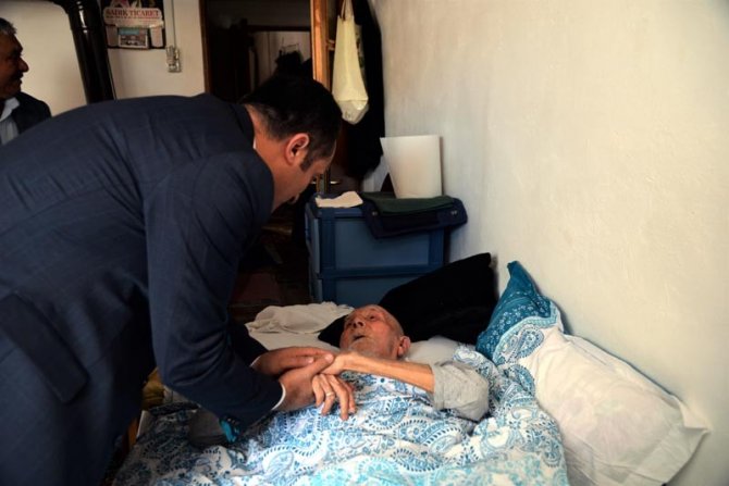 Vali Şentürk, 106 yaşındaki asırlık çınarı ziyaret etti
