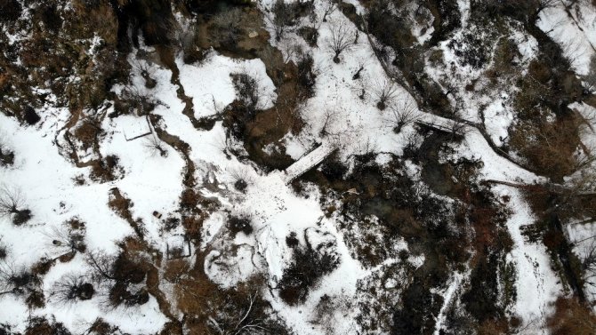 Girlevik Şelalesi, kış aylarında karla bir başka güzel