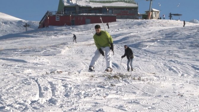 Uludağ’da kayak sezonu açıldı, tatilciler pistlere akın etti