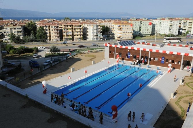 Mudanya Belediyesi, Büyükşehir’in yüzme havuzunu kapattırdı