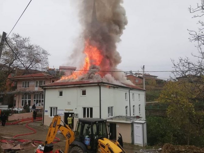 Bursa’da bir caminin çatısı alev alev yandı