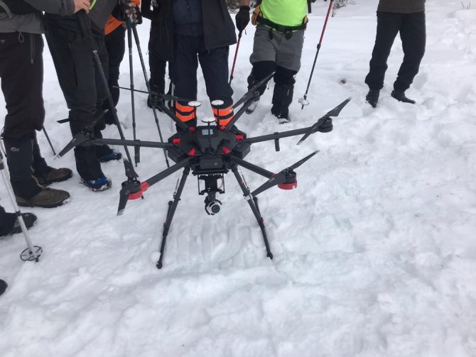 Kayıp dağcıların montunun bulunduğu yere özel termal drone sevk edildi
