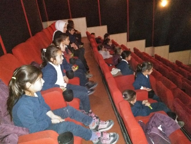Kaymakam Erat’tan köy öğrencilerine sinema sürprizi