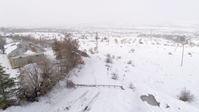 Kar direkleri devirdi, köy ve mezralar elektriksiz kaldı