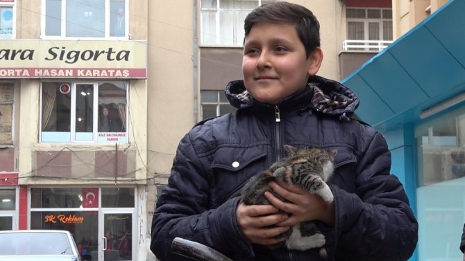 İtfaiye ekiplerinin kurtardığı kediyi 14 yaşındaki çocuk sahiplendi