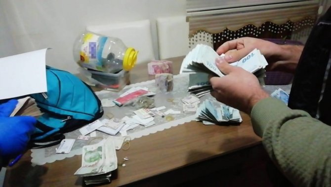 İki torbacının evinden 104 bin lira para çıktı