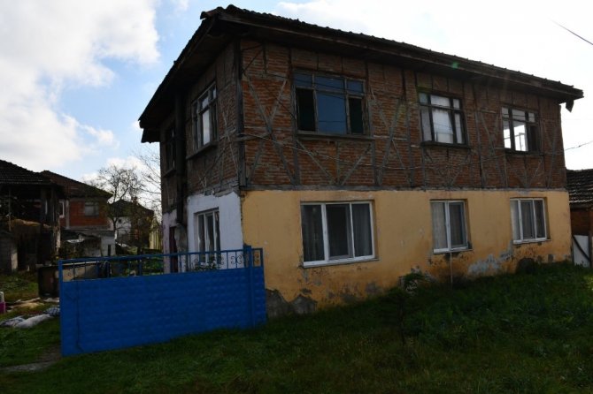 Düzce Belediyesi yaşlı kadının yanan evini onardı