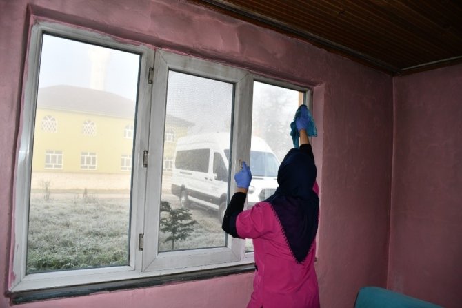 Düzce Belediyesi yaşlı kadının yanan evini onardı