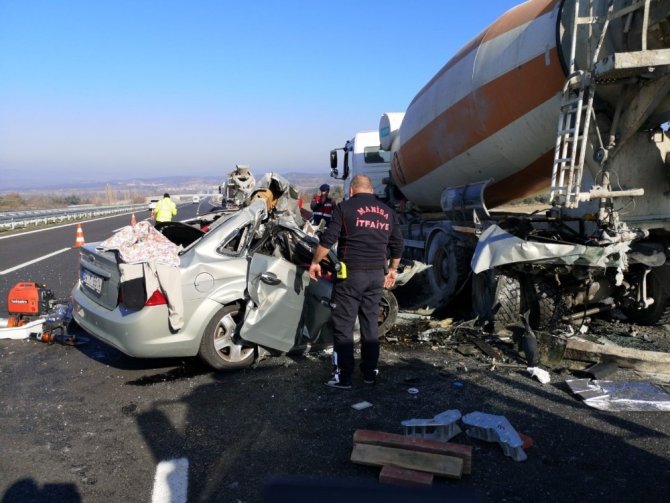Otomobil, beton mikserine çarptı: 2 ölü
