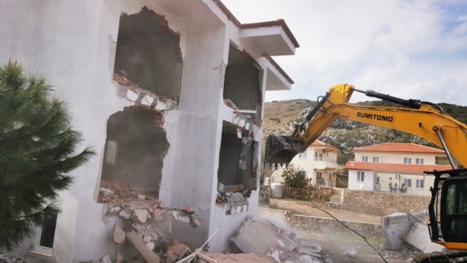 Marmaris’te kaçak 2 yapının yıkımı tamamlandı