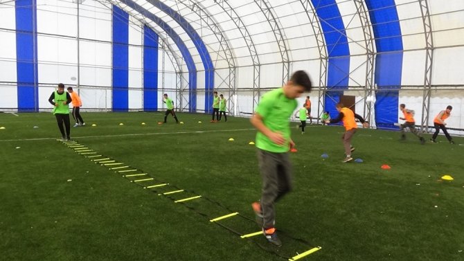 Koruma altındaki çocuklar futbolla geleceğe hazırlanıyor